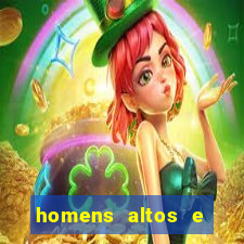 homens altos e sarados pelados